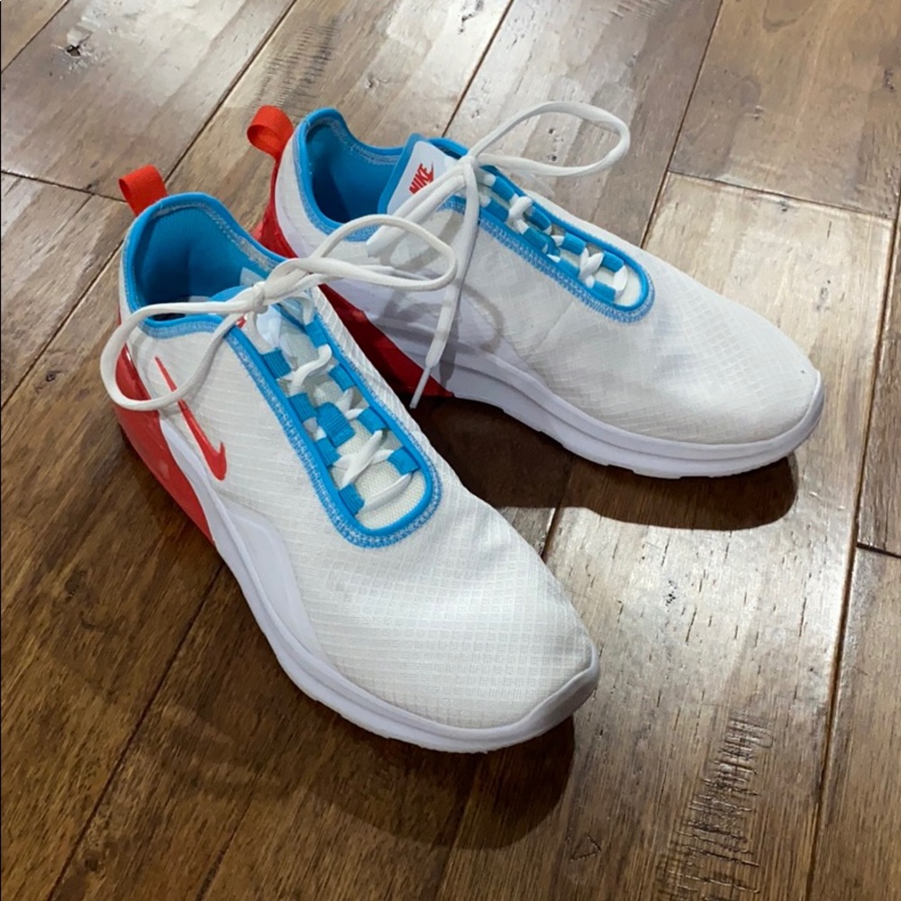 nike air max motions. 8 1/2 women’s